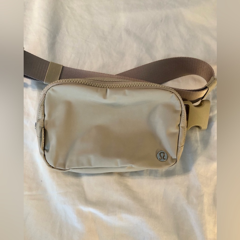 lululemon Everywhere Belt Bag